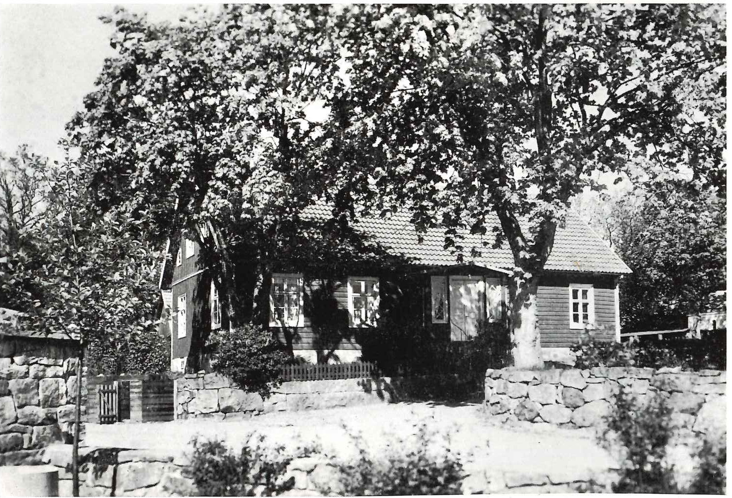 Småskolan vid kyrkan där sparbanken var inrymd från 1885-1912. 