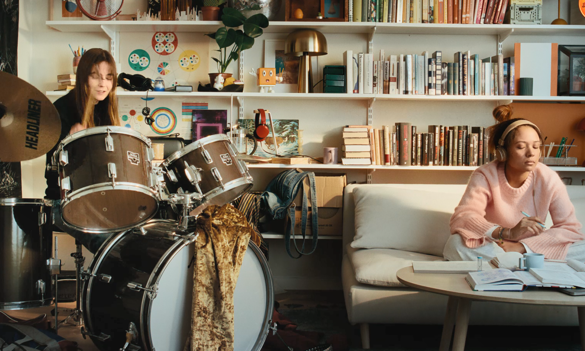bild på en flicka som spelar trummor och en flicka som sitter i en soffa med hörlurar på
